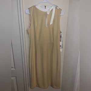 This beautiful dress has a classy style with vintage touch.